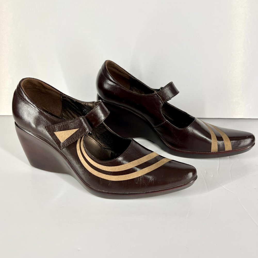 Korean Reddish Brown Tan Stripe Pointed Toe Wedge Heel Sz 235 KR / 6.5 US / 37EU